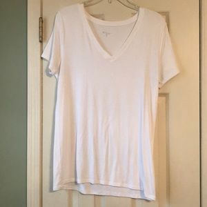 White v-neck cotton shirt